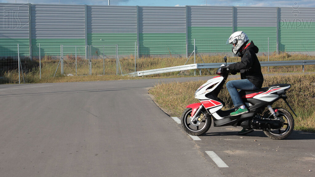 W jakiej pozycji motoroweru, uzyskasz najlepszą skuteczność hamowania?