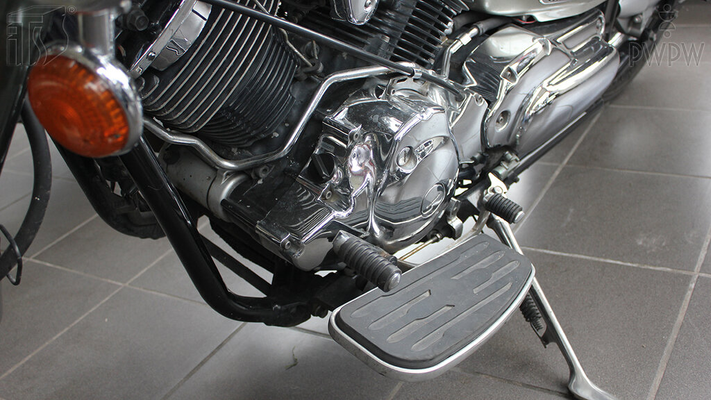 Kierując motocyklem efekt hamowania silnikiem uzyskasz: