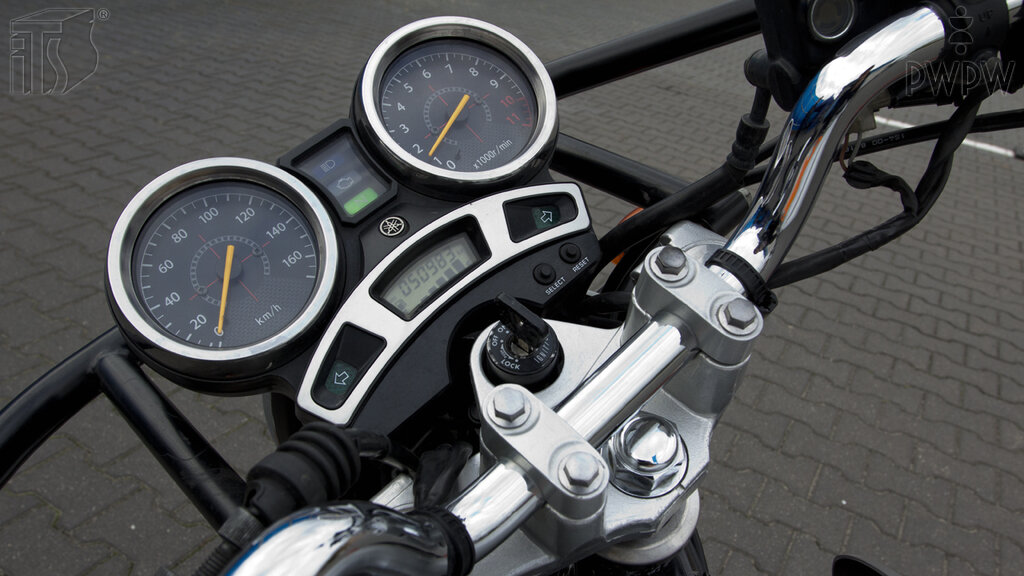 Czy podczas postoju wolno Ci oddalić się od motocykla, jeśli silnik jest w ruchu?