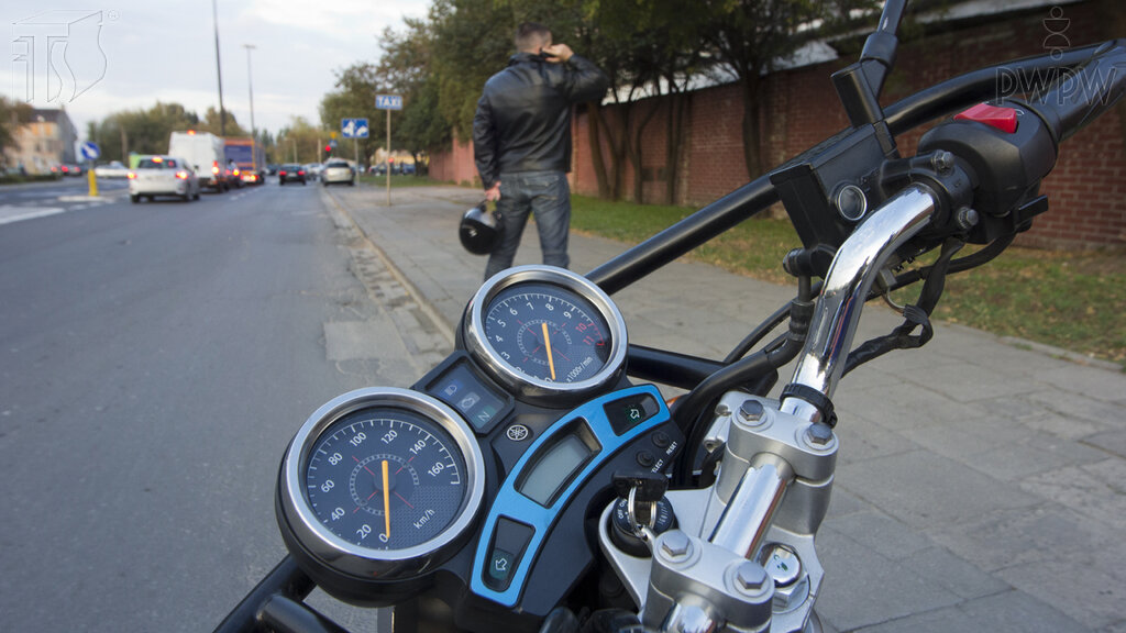 Czy tak pozostawiony na postoju bez opieki motocykl jest prawidłowo zabezpieczony przed możliwością uruchomienia go przez osobę niepowołaną?