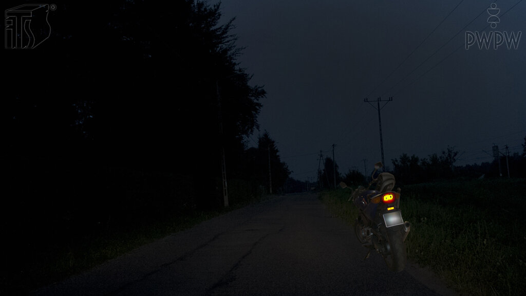 Czy w tej sytuacji, parkując motocykl na jezdni, masz obowiązek włączyć światła pozycyjne lub postojowe?