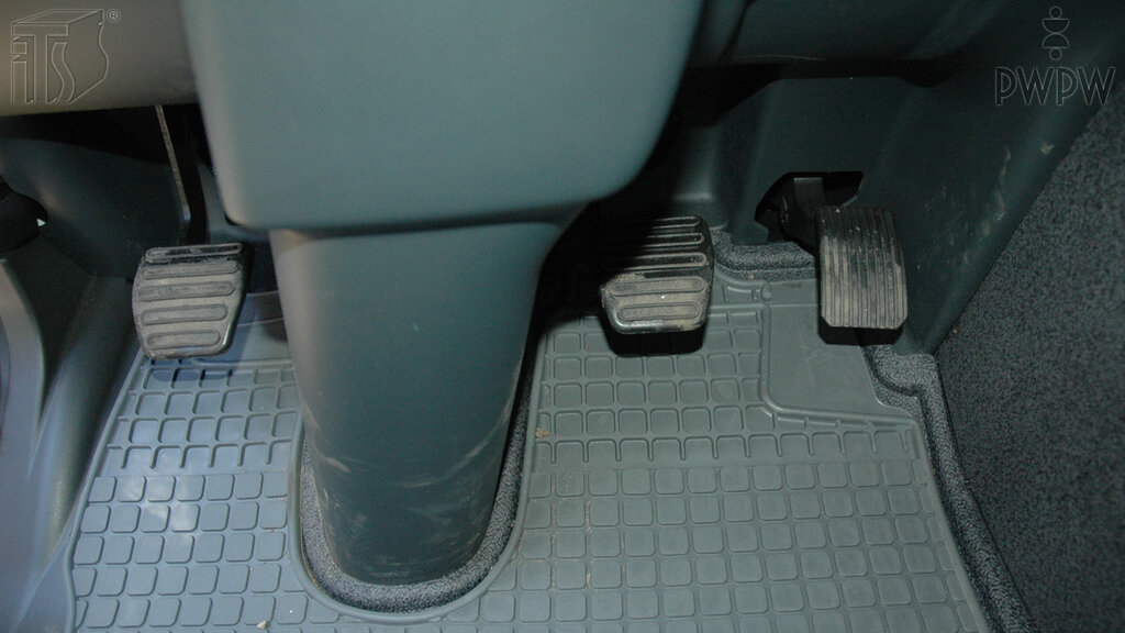 W którym momencie, kierując samochodem ciężarowym, wciśniesz pedał sprzęgła w czasie typowego (zamierzonego) hamowania?