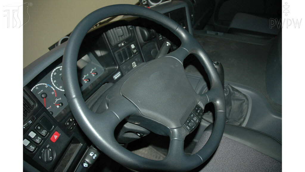 Jakie jest właściwe ułożenie rąk na kierownicy w czasie jazdy samochodem ciężarowym na autostradzie?