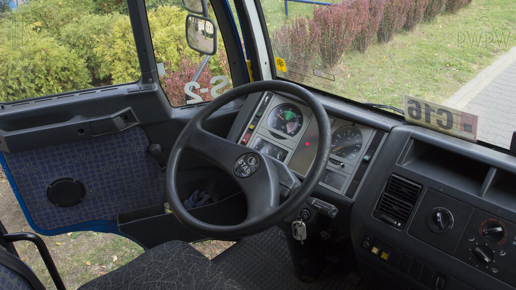 Czy podczas postoju wolno Ci oddalić się od pojazdu, jeśli silnik jest w ruchu?