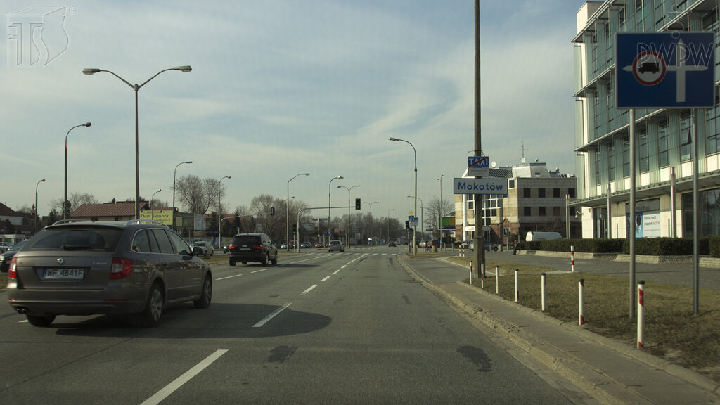 Kierujesz samochodem ciężarowym o dopuszczalnej masie całkowitej 12 ton. Czy w tej sytuacji wolno Ci skręcić w lewo na najbliższym skrzyżowaniu?