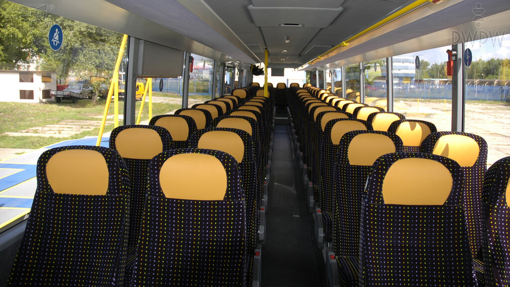 Czy osoba dorosła przewożona autobusem na siedzeniu wyposażonym w pasy bezpieczeństwa ma obowiązek z nich korzystać?