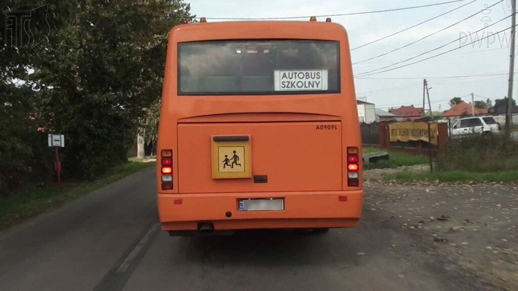 Który z tych elementów stanowi obowiązkowe wyposażenie autobusu szkolnego?