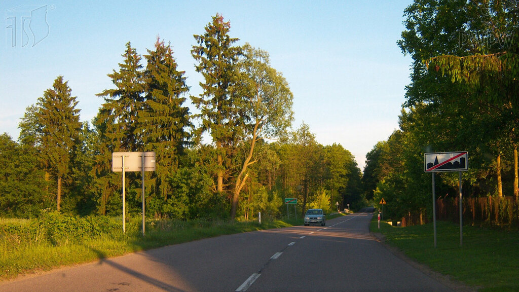 Z jaką maksymalną dopuszczalną prędkością możesz jechać kierując autobusem na drodze za tym znakiem?