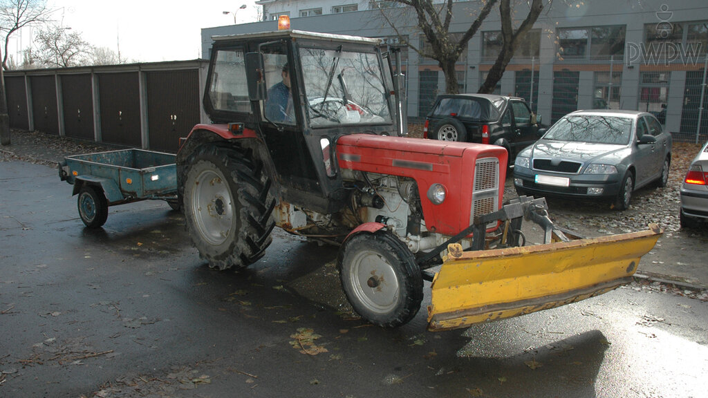 Z przestrzegania którego z wymienionych przepisów jesteś zwolniony, kierując ciągnikiem rolniczym podczas wykonywania na drodze prac porządkowych?